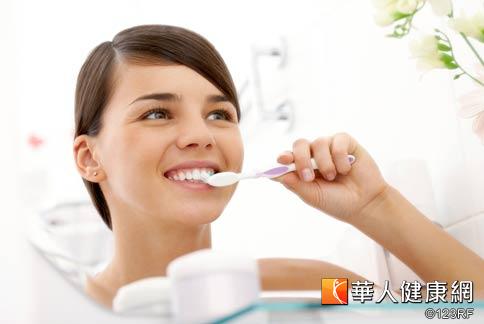 刷牙方式不當、太用力，或選用硬毛材質的牙刷，可能傷害牙齦，造成牙齦萎縮。